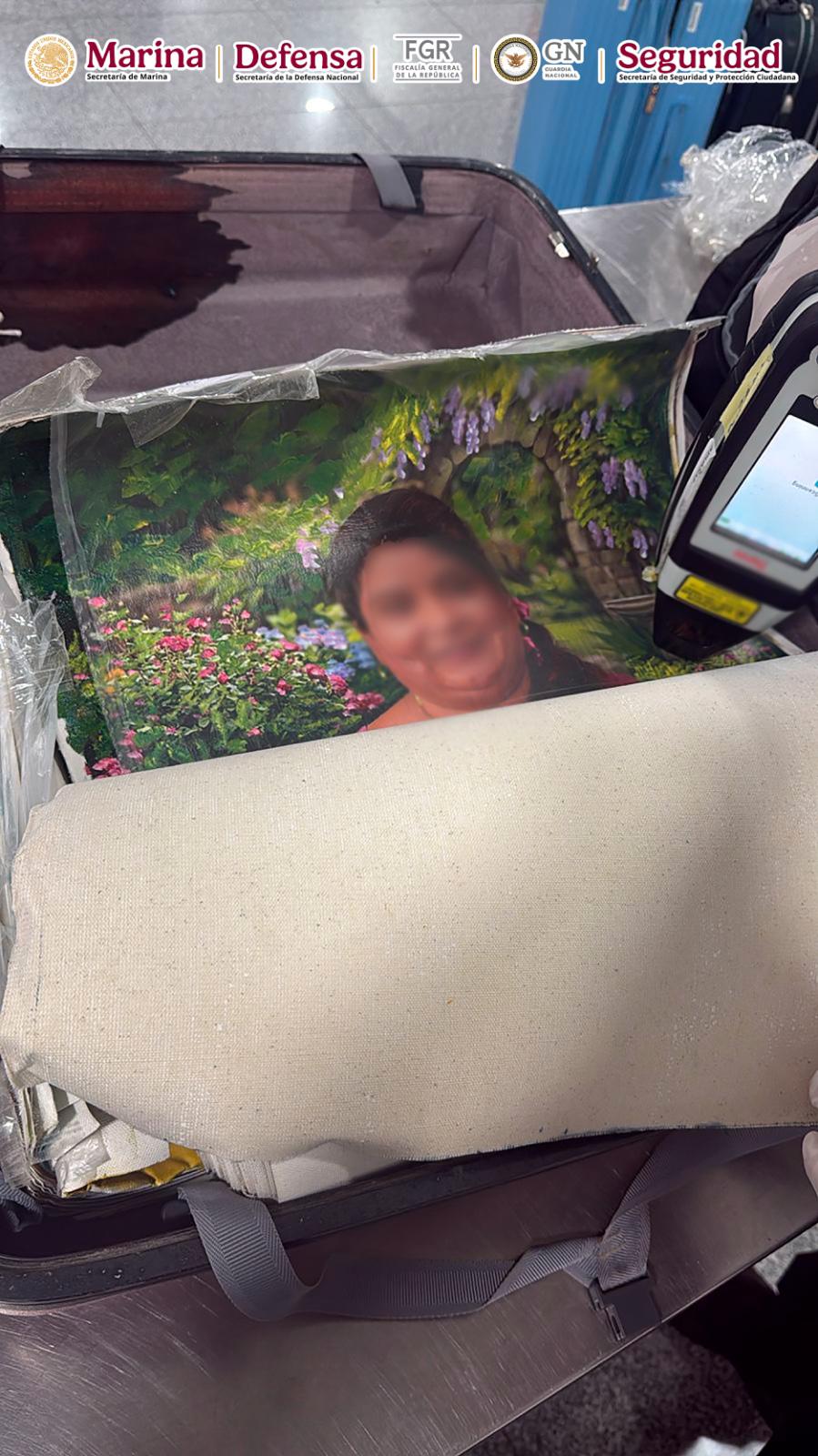 $!Detienen a extranjero con presunta droga adherida a lienzos en el AICM