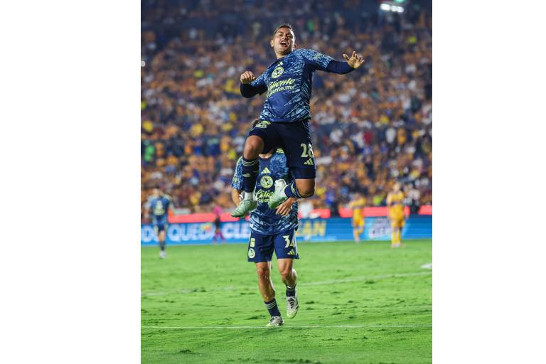 América remonta y vence a Tigres en el Volcán