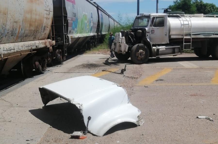$!Tren arranca el cofre y daña defensa a pipa de agua en Mazatlán; conductor resulta ileso