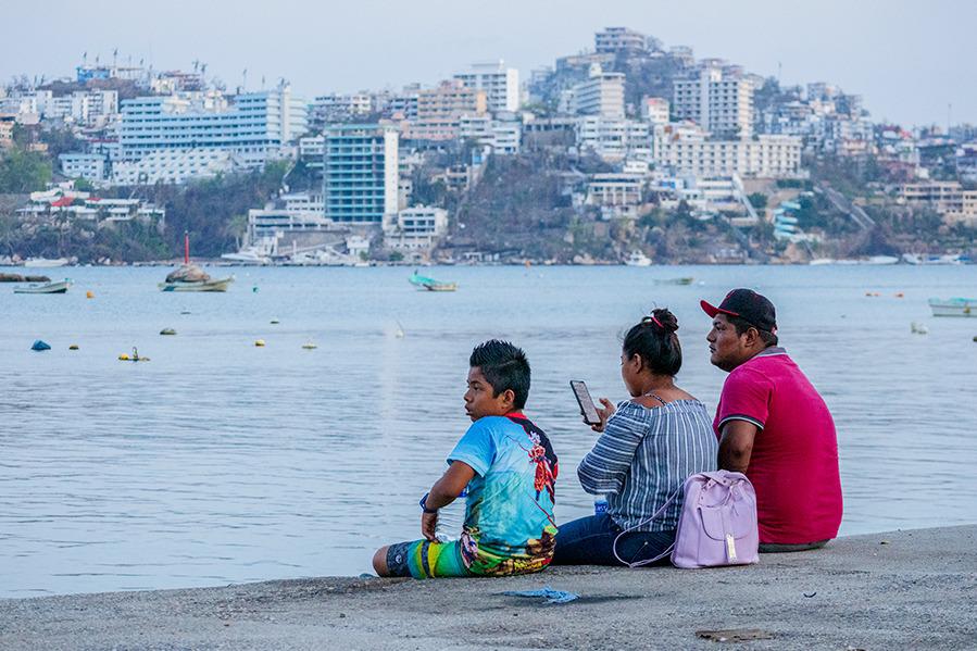 $!Una familia observa el mar desde el malecón.