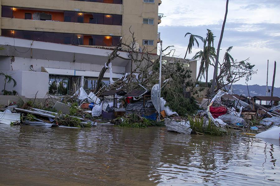 $!Rebasado relleno sanitario de Acapulco y las calles siguen inundadas de basura después de ‘Otis’