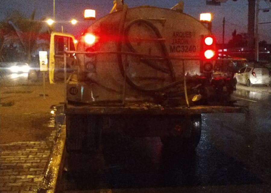 $!Chófer queda prensado tras chocar contra pipa en el Venadillo en Mazatlán