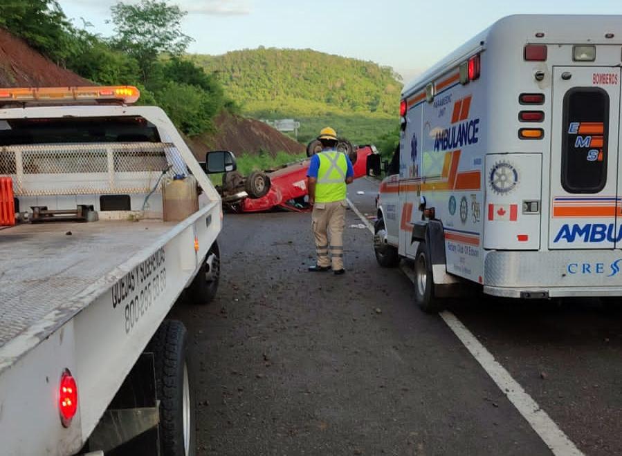 $!Joven mujer muere tras desgajarse cerro en tramo carretero de Mazatlán; el conductor queda herido