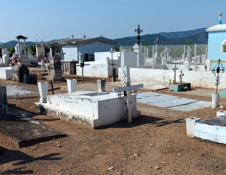 $!José de Jesús, desde hace dos años, limpia gratuitamente el panteón municipal de Cacalotán