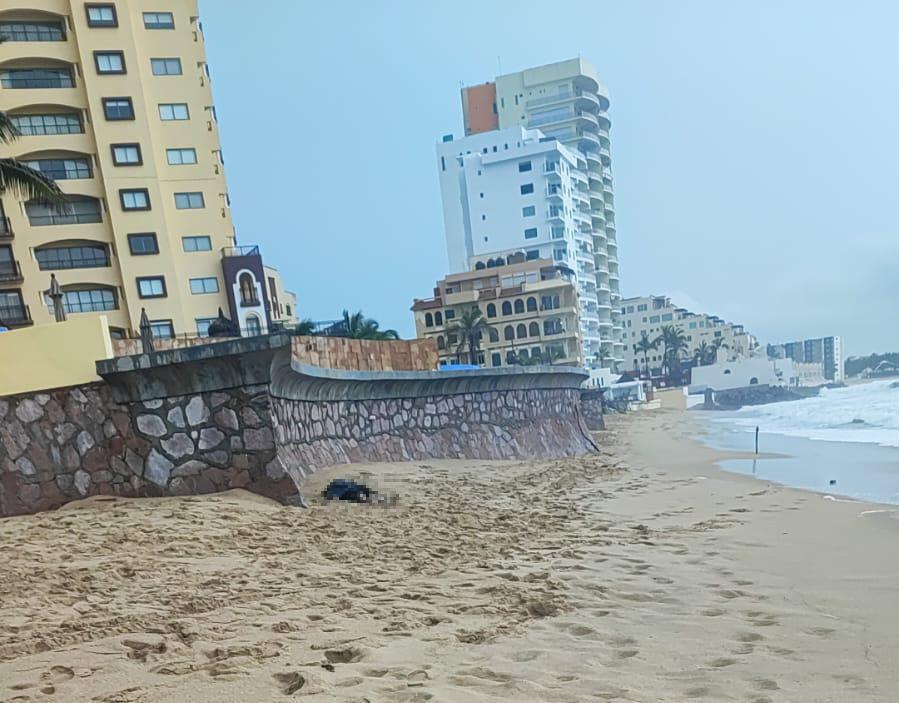 $!Muere bañista ahogado en el mar en medio de la lluvia en Mazatlán