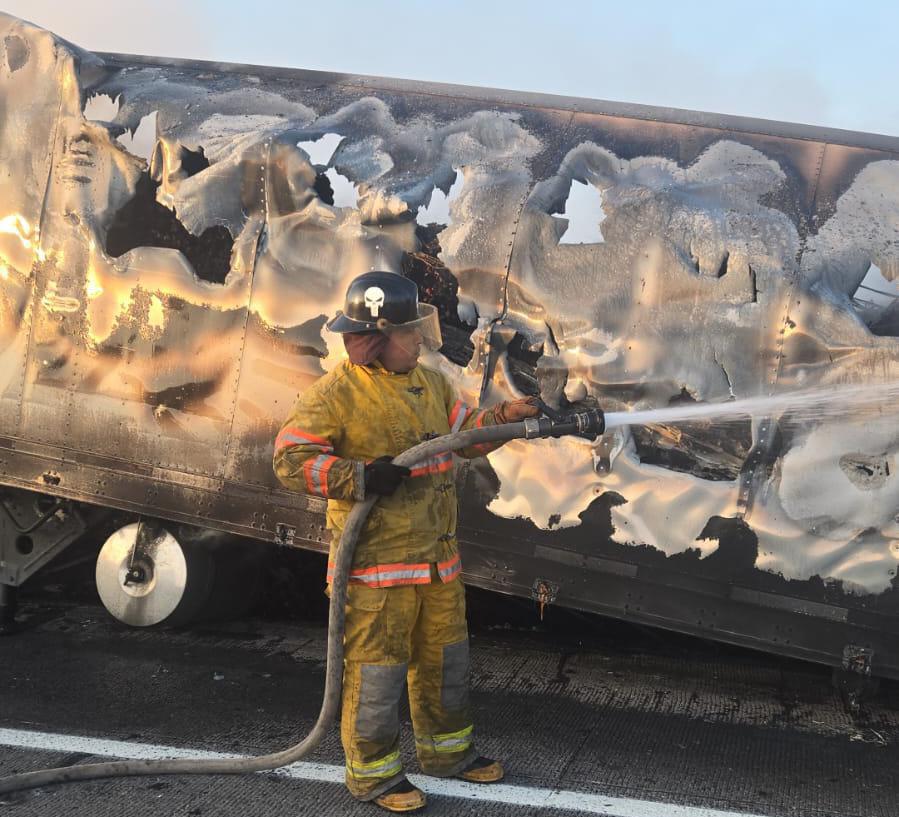 $!Choque de tráileres en la autopista deja una unidad siniestrada en Rosario
