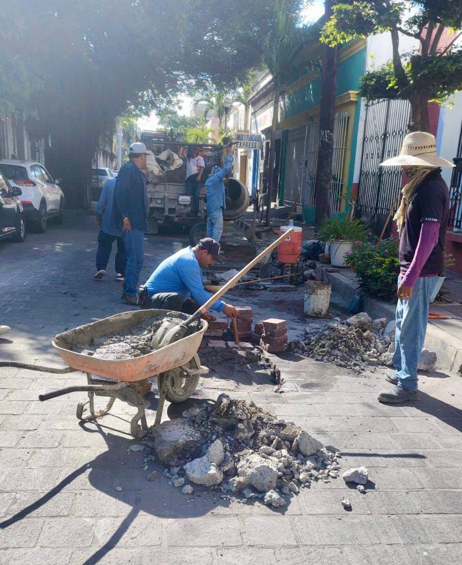 $!Atienden 60 baches en el Centro Histórico de Mazatlán