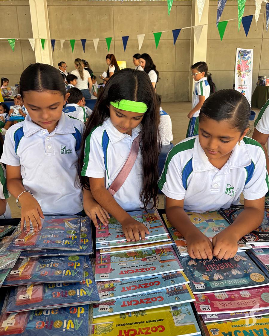 $!Eligiendo libros que se llevarían a casa.