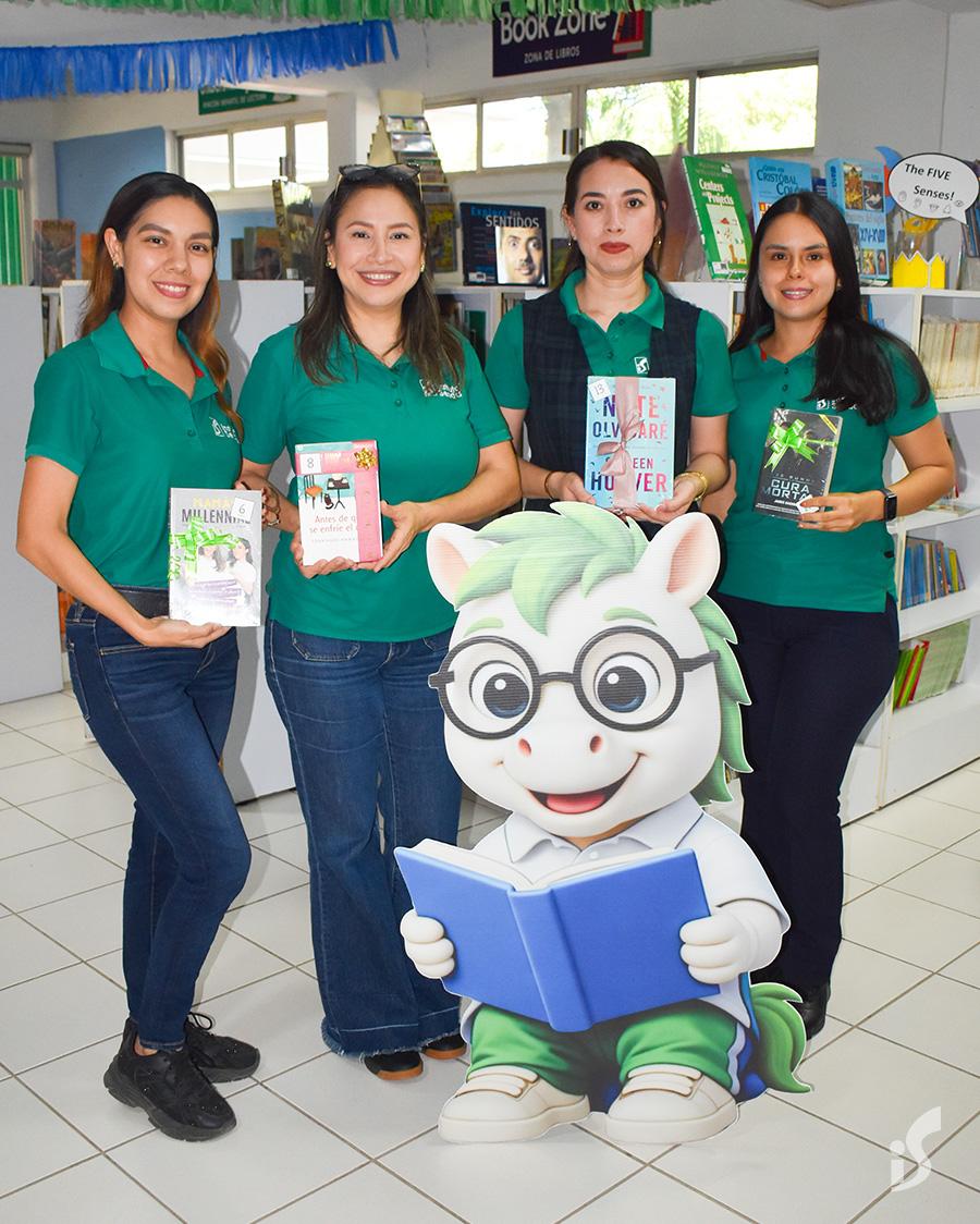 $!El personal docente también participó en el intercambio de libros.