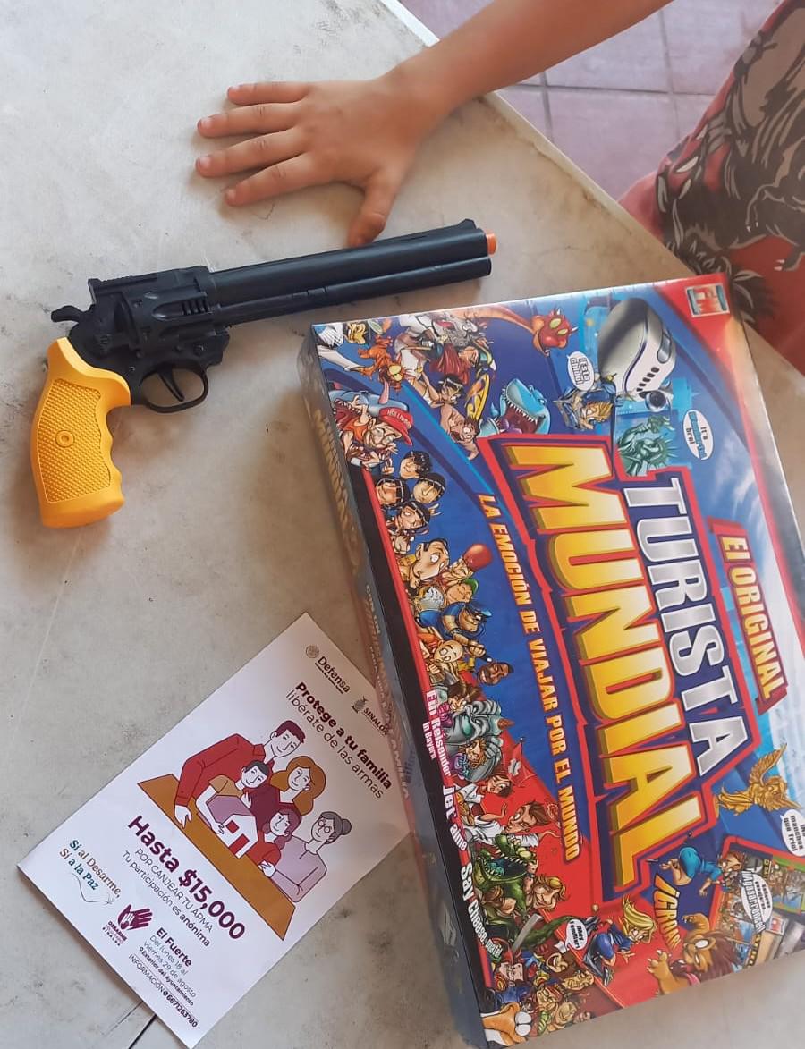 $!Niños canjean juguetes bélicos en el Desarme Voluntario; ya van 242 este año, en 16 municipios ya recorridos