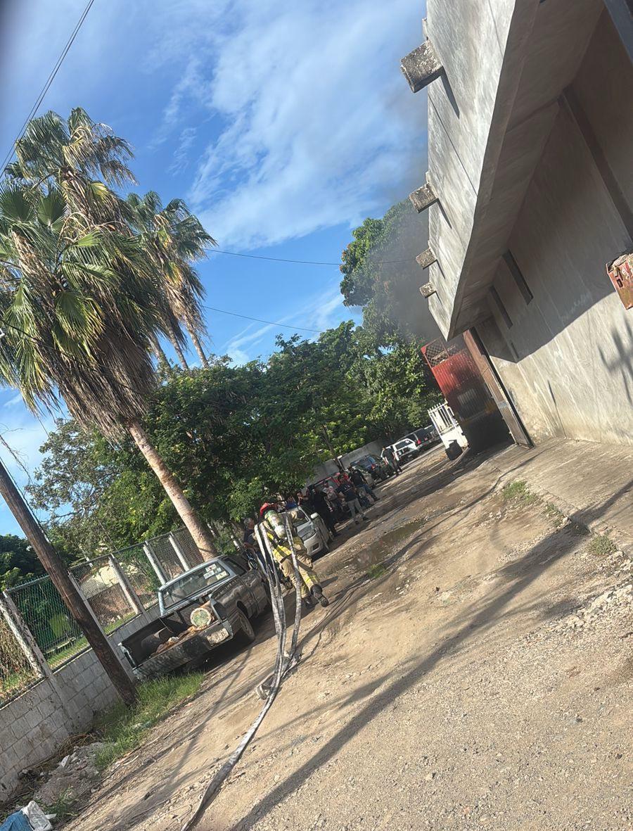$!Moviliza a Bomberos Mazatlán incendio en taller mecánico en la Casa Redonda, en Mazatlán
