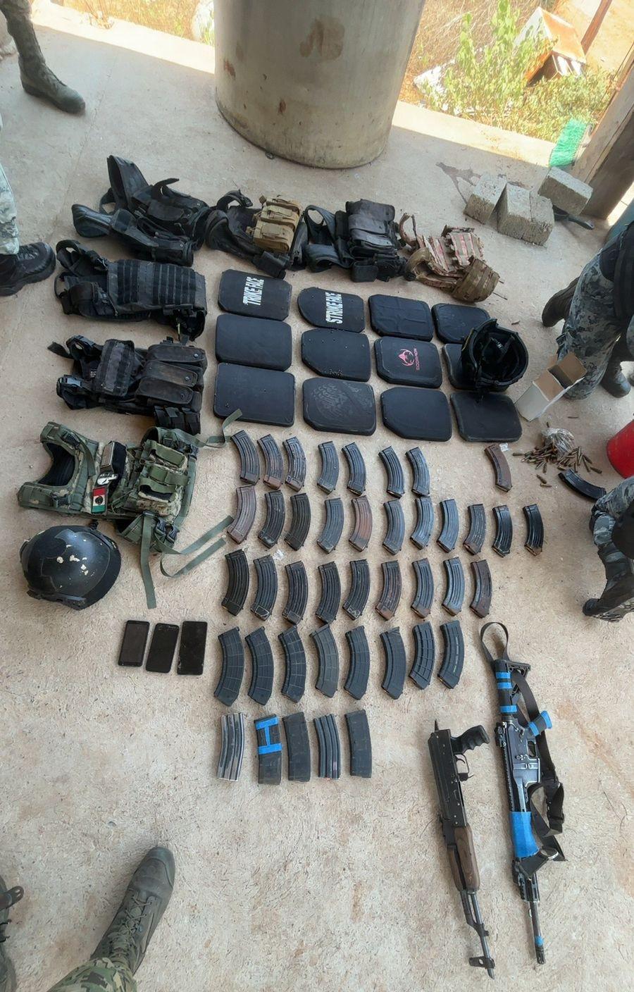 $!Marina decomisa artefactos explosivos, armas largas, cargadores, cartuchos, droga y equipo táctico en Mazatlán y Elota