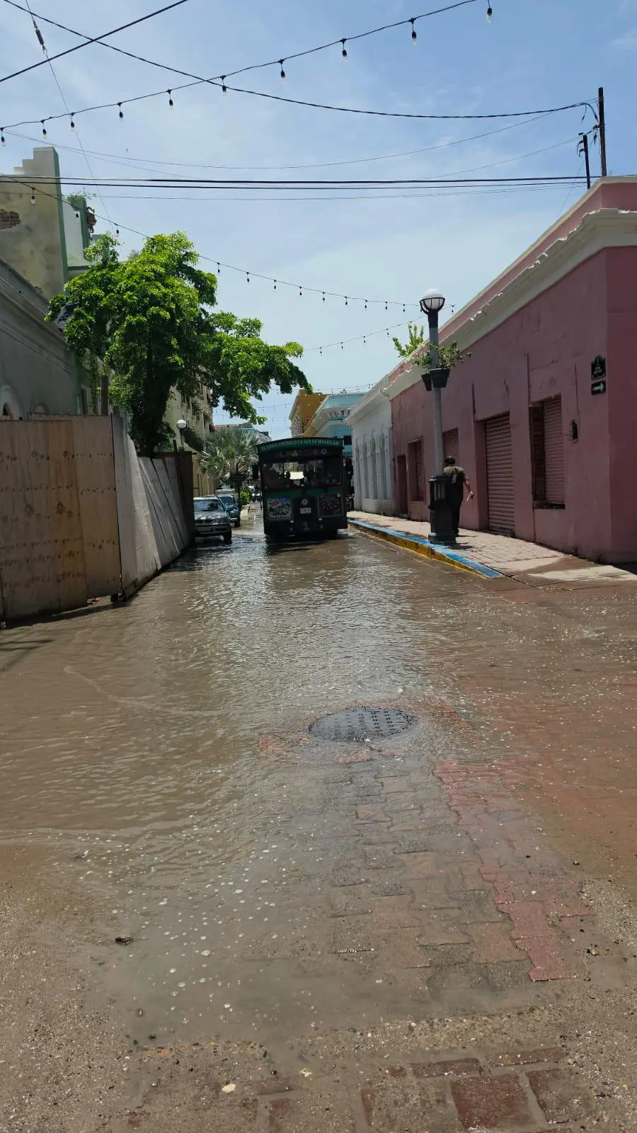 $!Una vez más las lluvias exhiben las deficiencias del drenaje en el Centro Histórico de Mazatlán