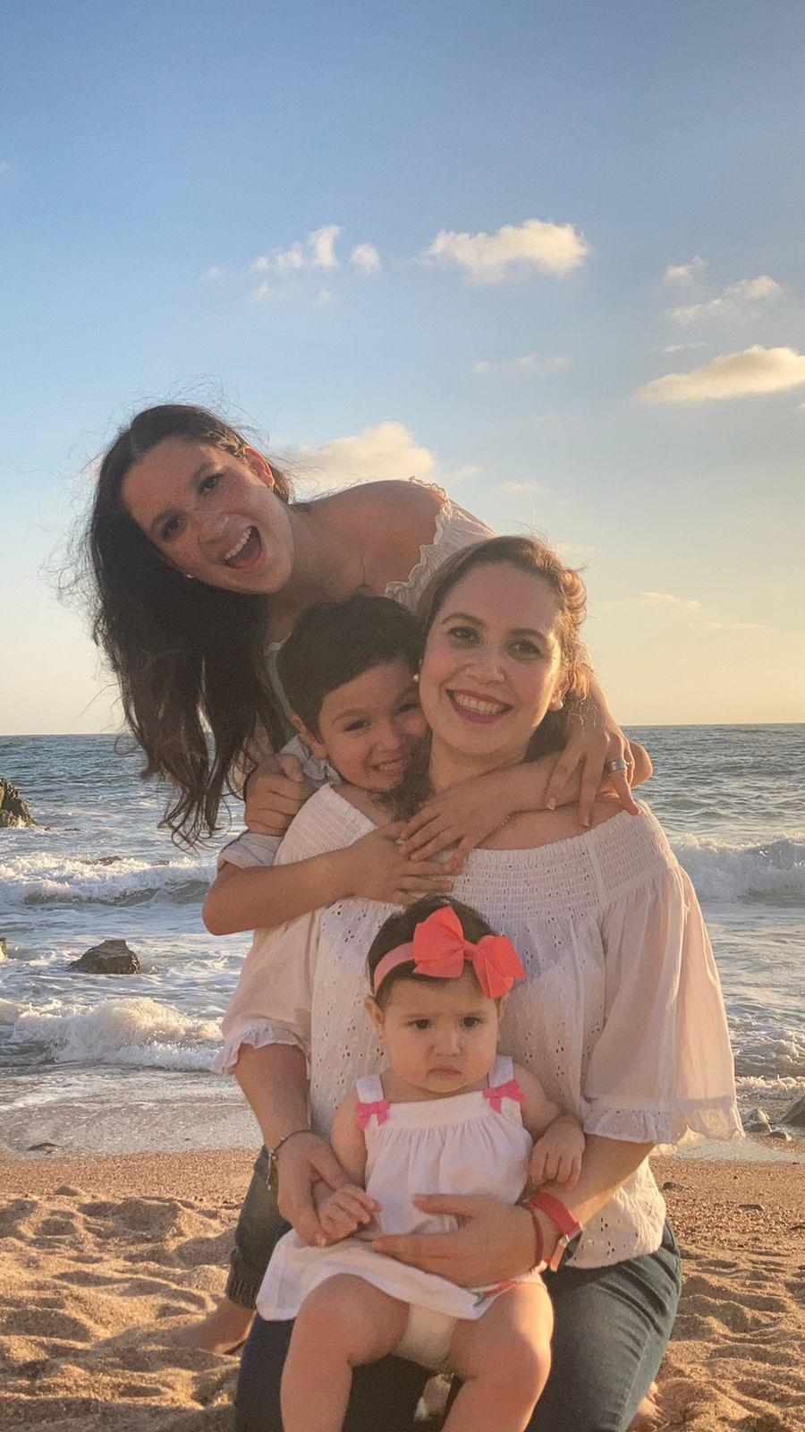 $!Marcela Eugenia junto a su hija, Maly Michelle León Baeza, y sus nietos, Héctor y Ana Paula Moreno León.