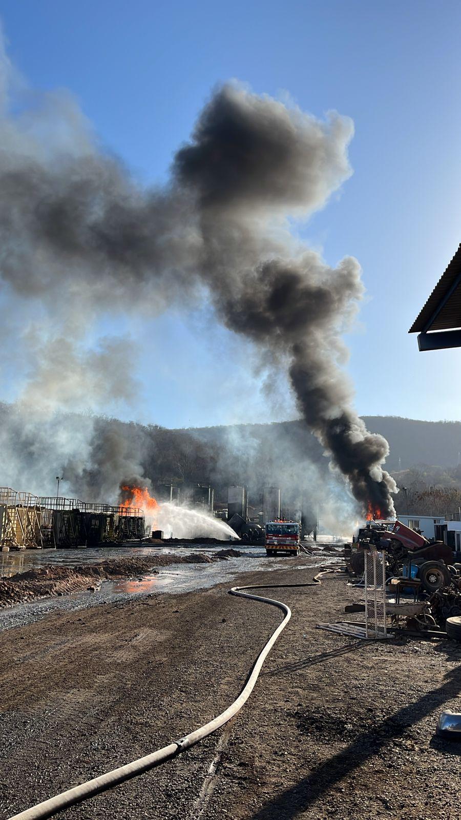 $!Incendio arrasa con contenedores en planta de diésel al sur de Culiacán