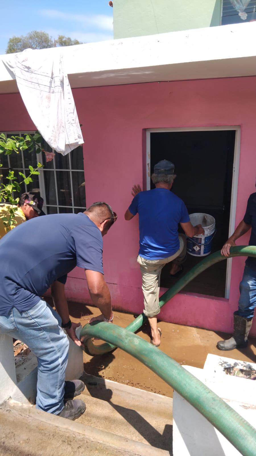 $!Tras las lluvias, vecinos sacan agua de casa inundada y ponen colchones al sol en Urías, en Mazatlán