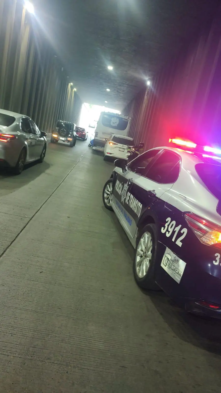 $!Cierran un carril en túnel de Federalismo hacia Avenida Bravo en Culiacán por falla en camión urbano