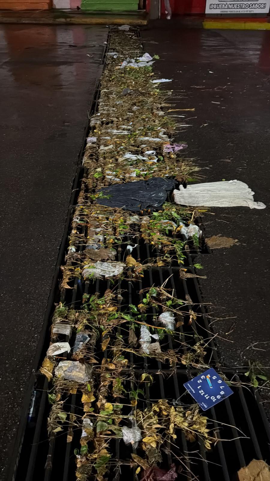$!Lluvias dejan vehículos varados, árboles caídos y cauces al límite en Culiacán