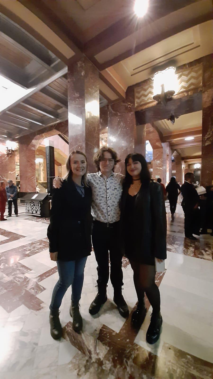 $!La escritora sinaloense María Julia Hidalgo con Julián y Lucía Valdez Martínez, nietos de Alicia Montaño, en Bellas Artes.