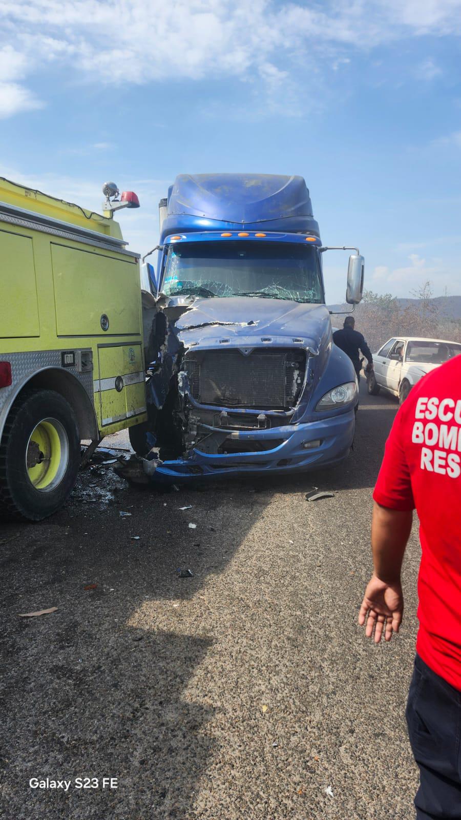 $!Tráiler choca unidad de Bomberos en Escuinapa y deja dos lesionados