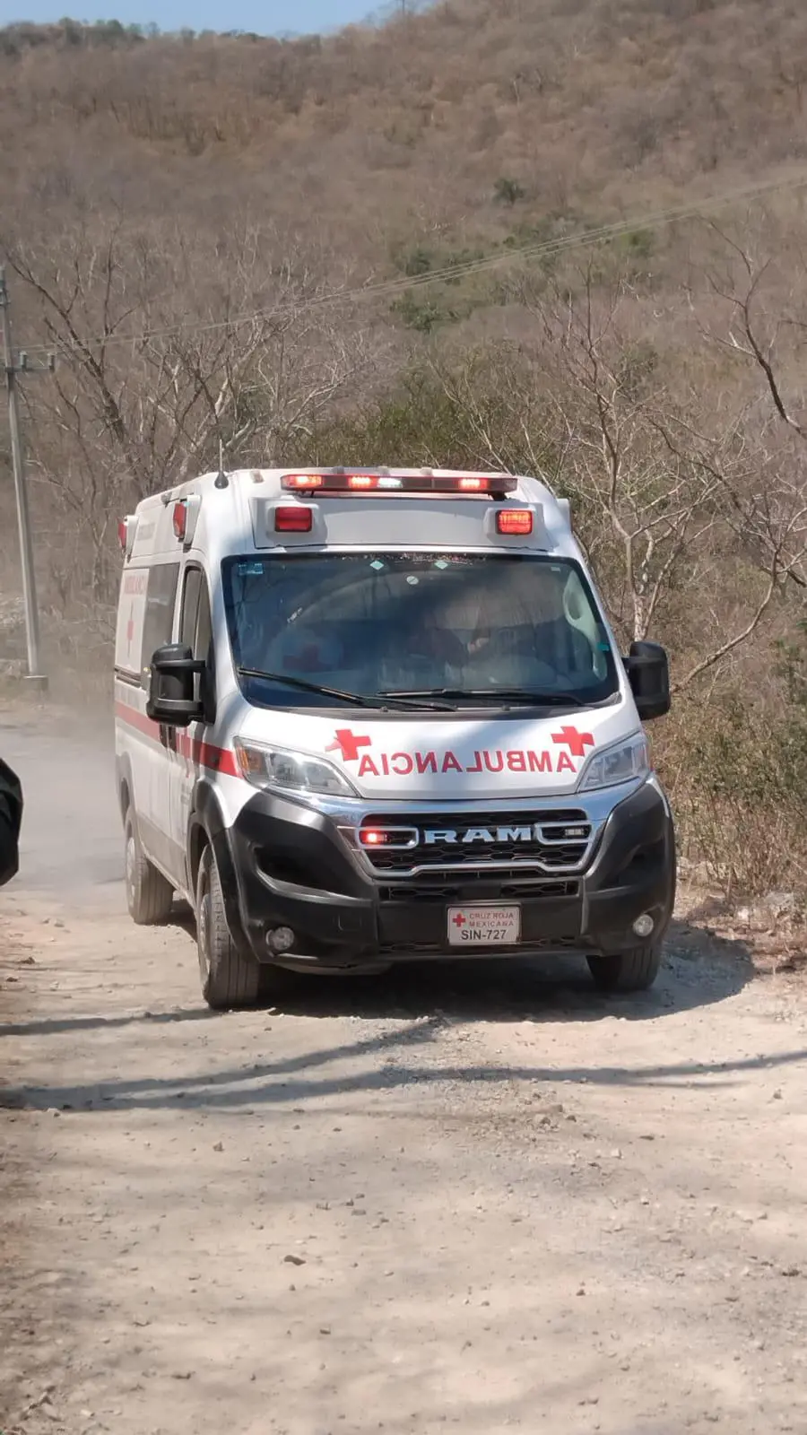 $!Arriban ambulancias a mina en Rosario para apoyar en rescate de trabajadores atrapados