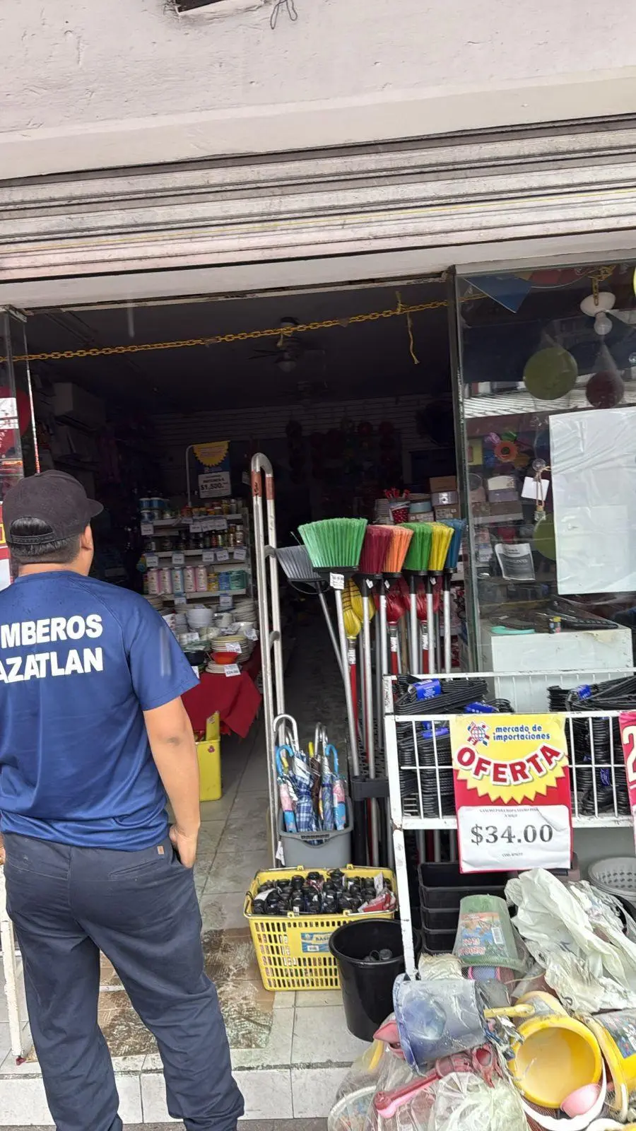$!Moviliza a Bomberos y PC conato de incendio en una tienda del Centro de Mazatlán