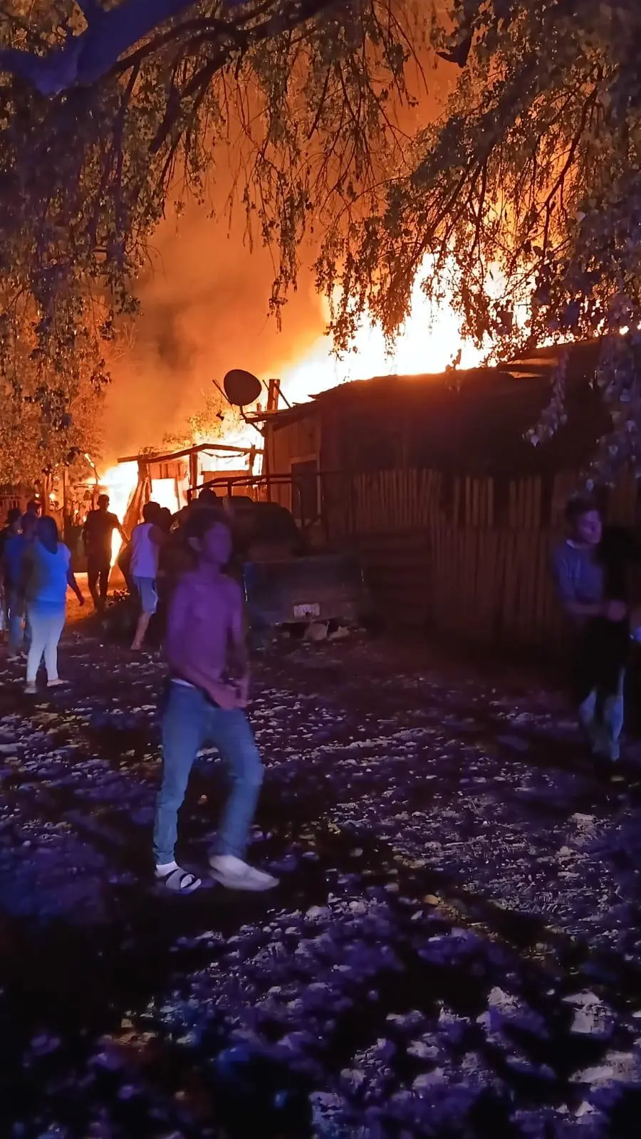 $!Incendio en Aguaruto deja tres viviendas y un vehículo dañados; evacuan a 5 personas