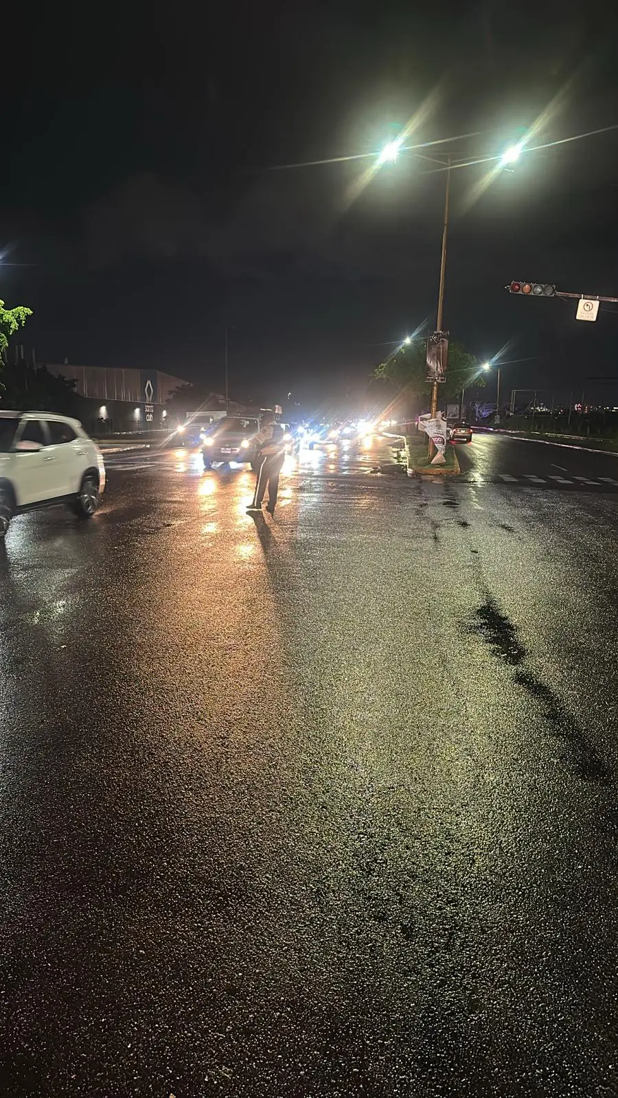 $!Fuerte lluvia azota Culiacán; deja cortes de luz, encharcamientos y árboles caídos