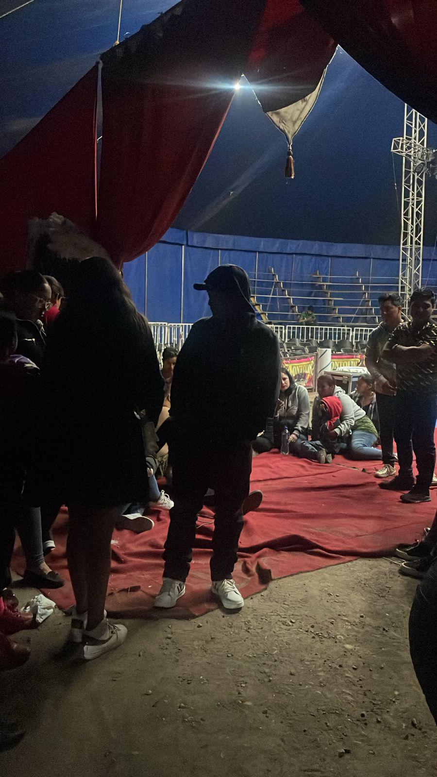 $!Personas buscaron refugio en un circo ante el enfrentamiento registrado este jueves en Villa Juárez, Navolato.