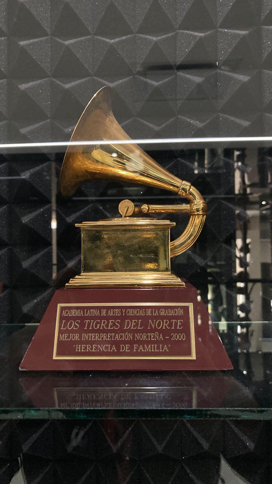 $!En el museo se pueden encontrar varios Grammys originales obtenidos por el grupo.