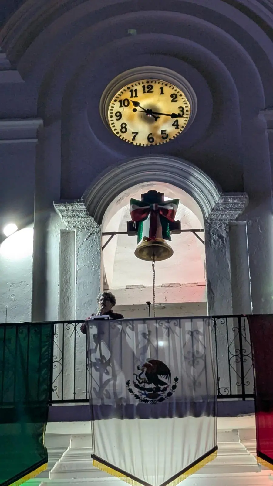$!Ante pocos ciudadanos, Alcalde de Escuinapa da el Grito de Independencia