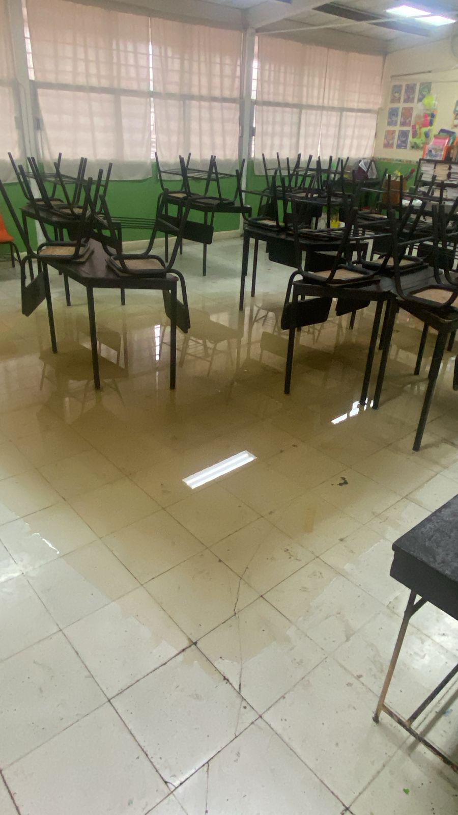 $!Afirma director de escuela en Rosario que basura representa un peligro de inundación en el plantel