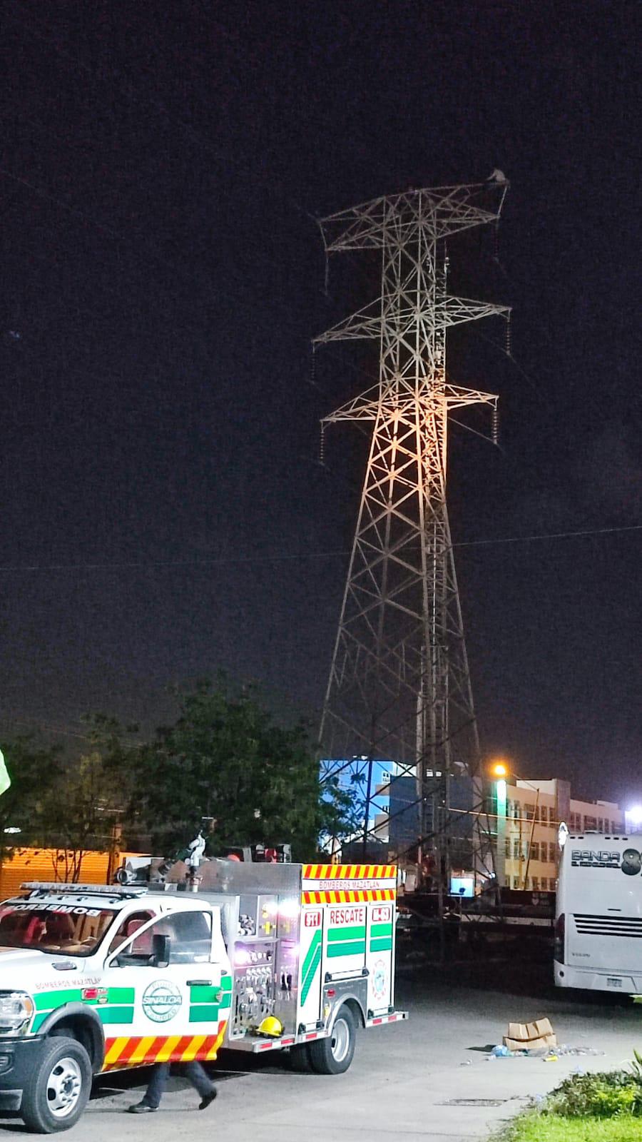 $!Hombre se sube otra vez a torre de 30 metros en Mazatlán y pone en alerta a autoridades