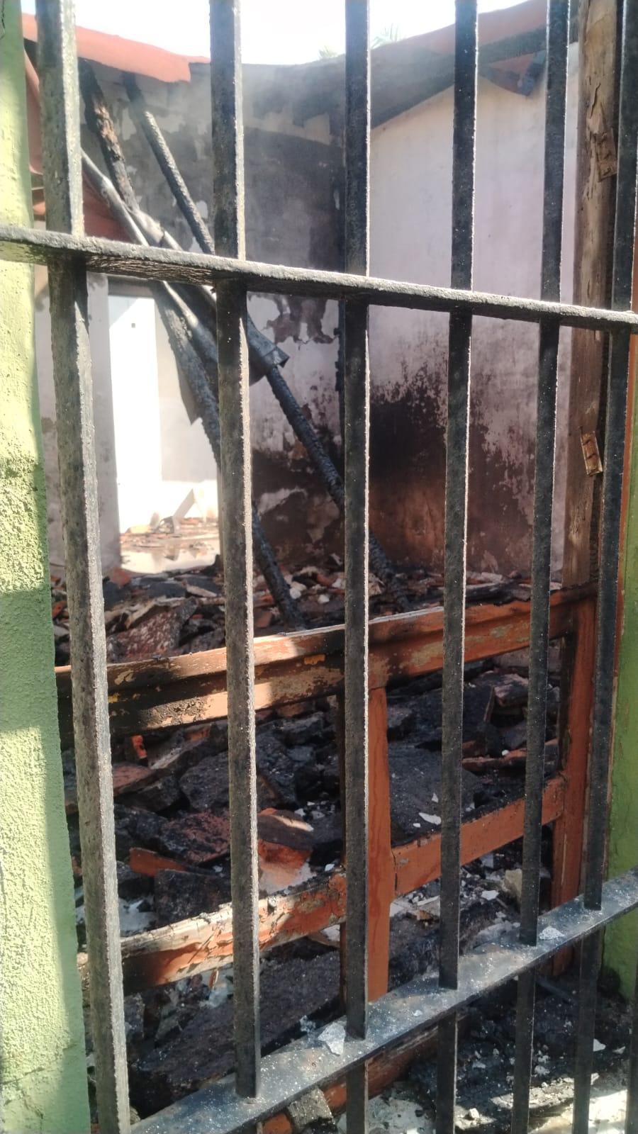 $!Exigen vecinos asegurar edificio abandonado tras incendio en el Centro de Mazatlán