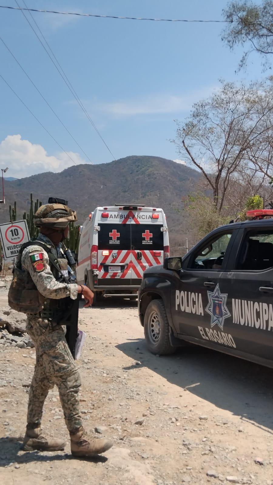 $!Arriban ambulancias a mina en Rosario para apoyar en rescate de trabajadores atrapados