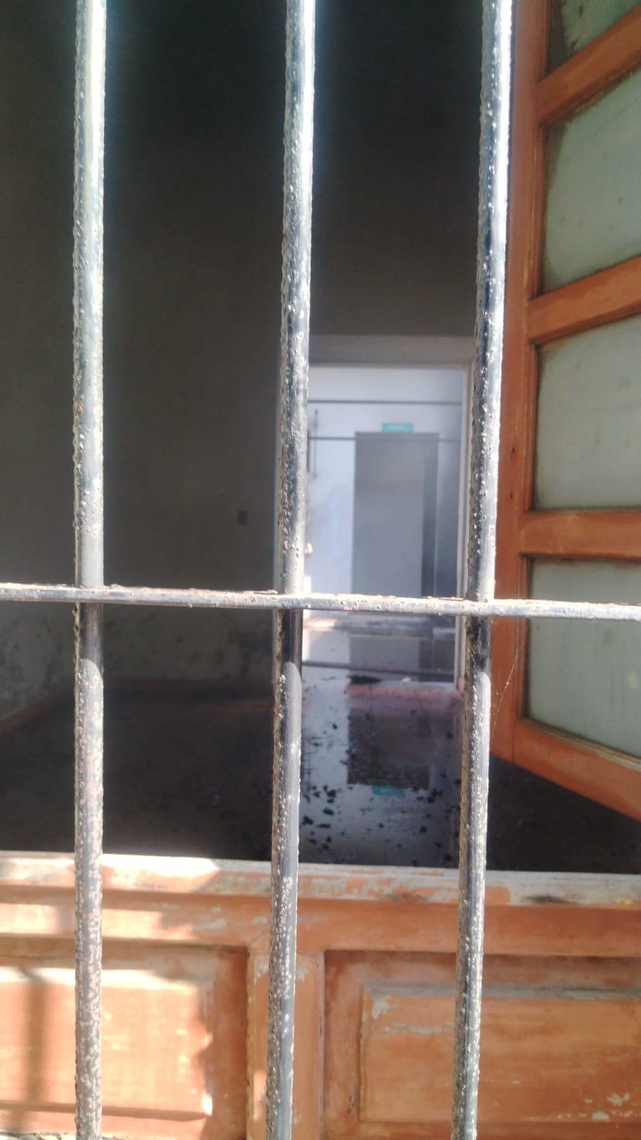 $!Exigen vecinos asegurar edificio abandonado tras incendio en el Centro de Mazatlán