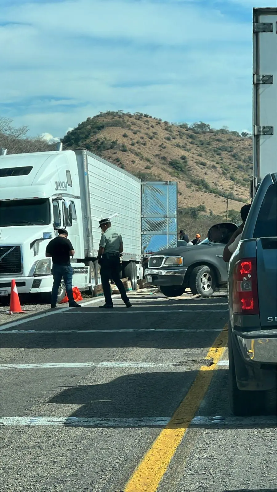 $!Saquean tráiler tras accidente en la carretera México 15, al sur de Escuinapa