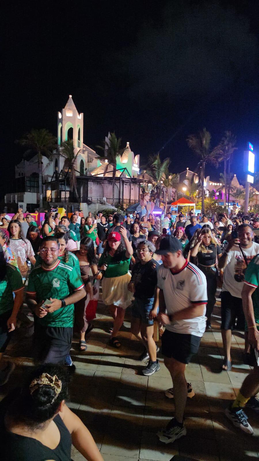 $!Aficionados se reunieron en Las Letras de Mazatlán para celebrar el triunfo de la Selección Mexicana sobre Chequia y su pase perfecto a los octavos de final del Mundial 2026.