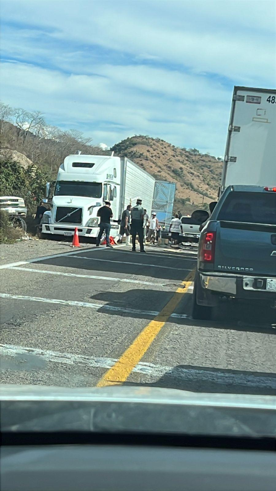 $!Saquean tráiler tras accidente en la carretera México 15, al sur de Escuinapa