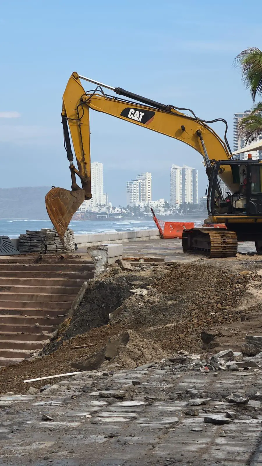 $!Podría tardar hasta cerca de tres meses reparación del socavón en el malecón de Mazatlán