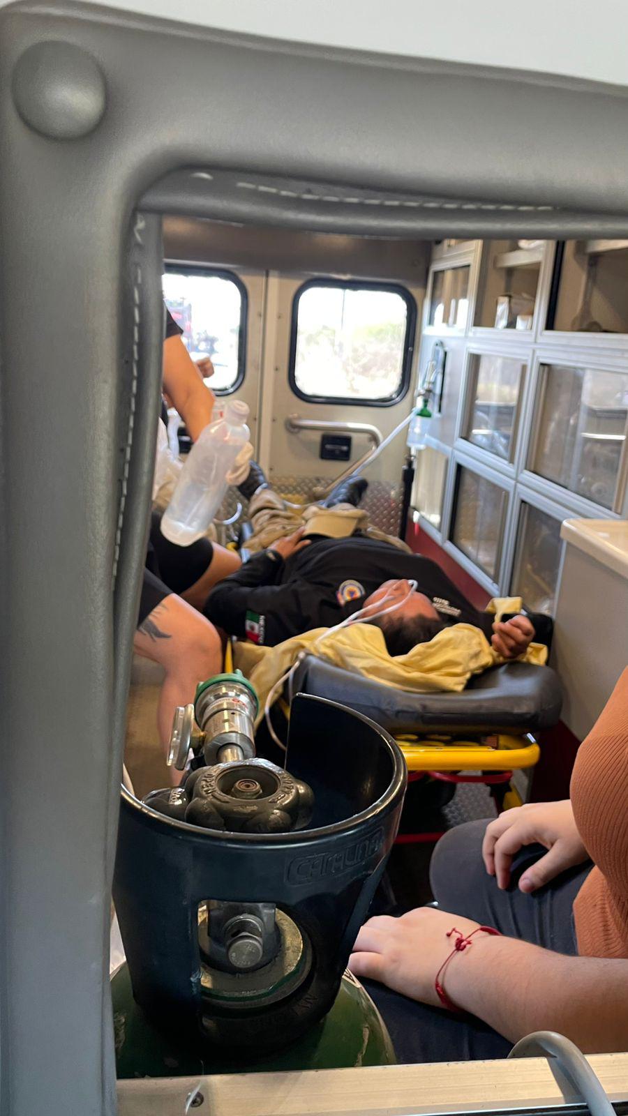 $!Elementos de Protección Civil de Escuinapa ingresan al hospital tras ser picados por abejas