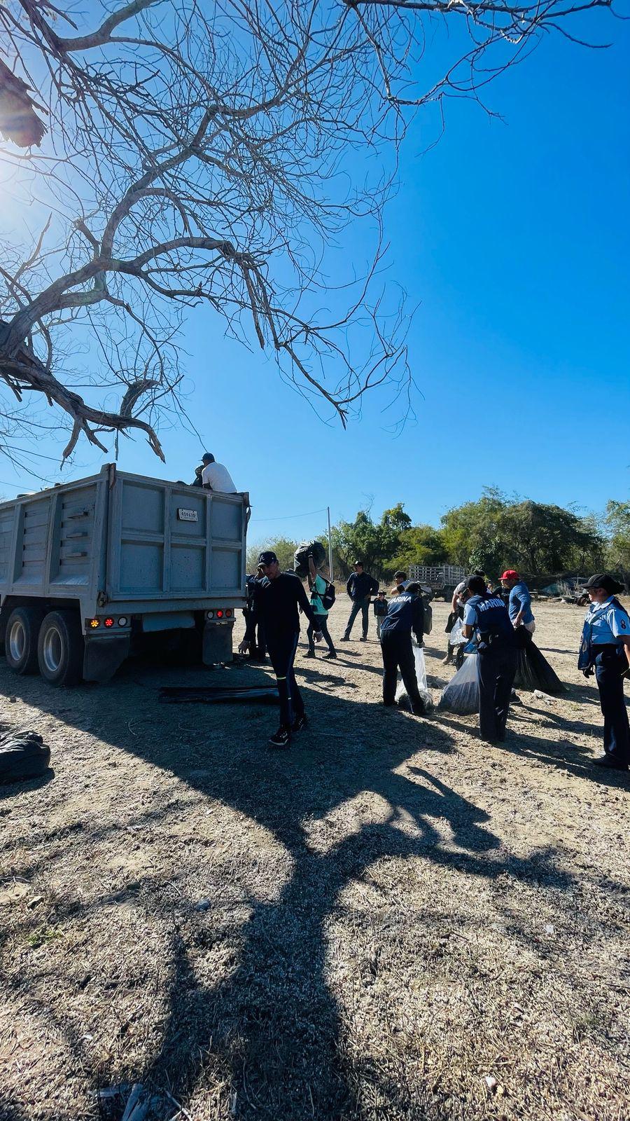 $!Personal naval y MazConCiencia unen esfuerzos en jornada de limpieza en la Isla de Soto