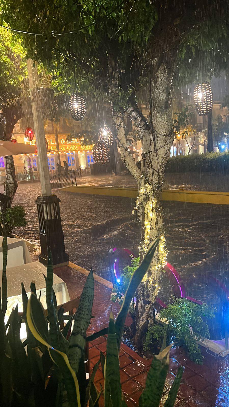 $!Fuertes lluvias y tormenta eléctrica azotan Mazatlán