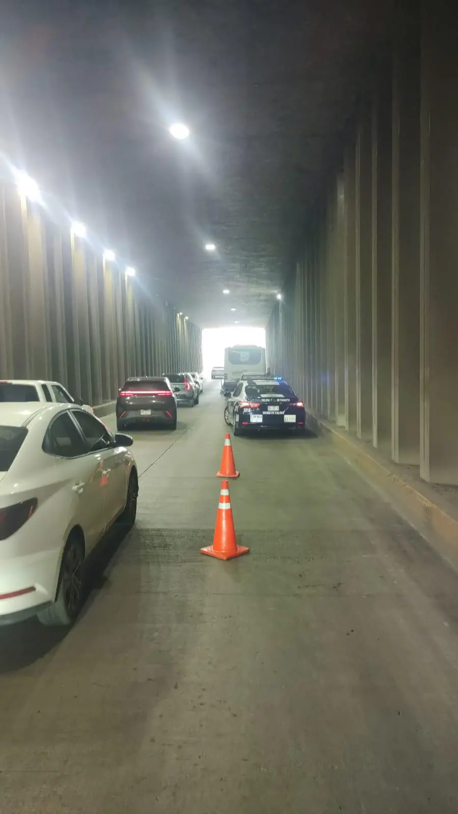 $!Cierran un carril en túnel de Federalismo hacia Avenida Bravo en Culiacán por falla en camión urbano