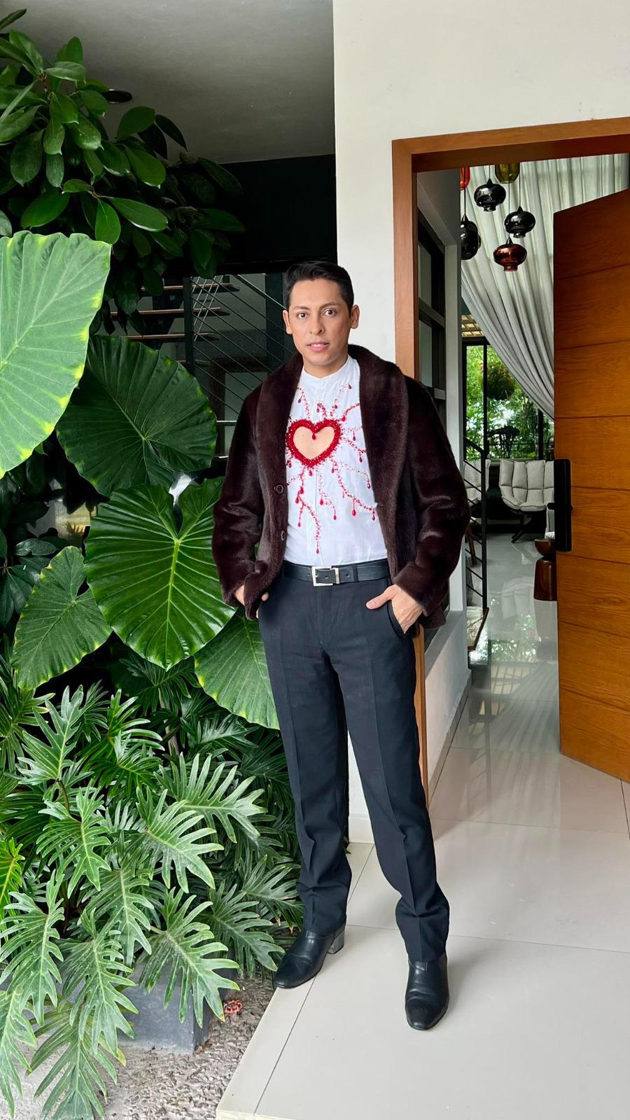 $!El rosarense Daniel Correa busca representar a México con traje de charro en Miss Universo