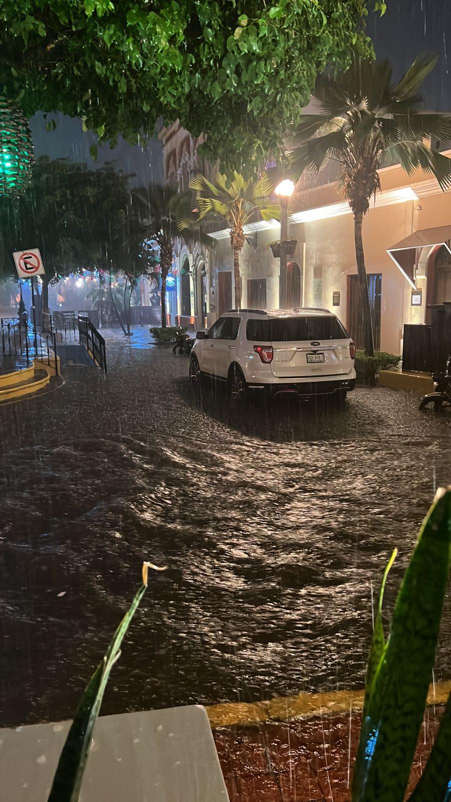 $!Fuertes lluvias y tormenta eléctrica azotan Mazatlán