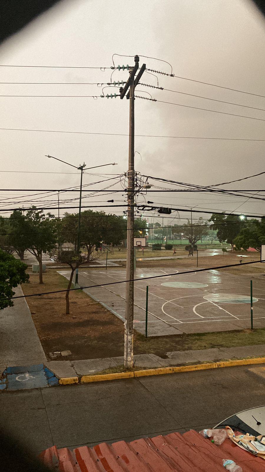 $!Cae fuerte lluvia acompañada de ráfagas de viento en Mazatlán
