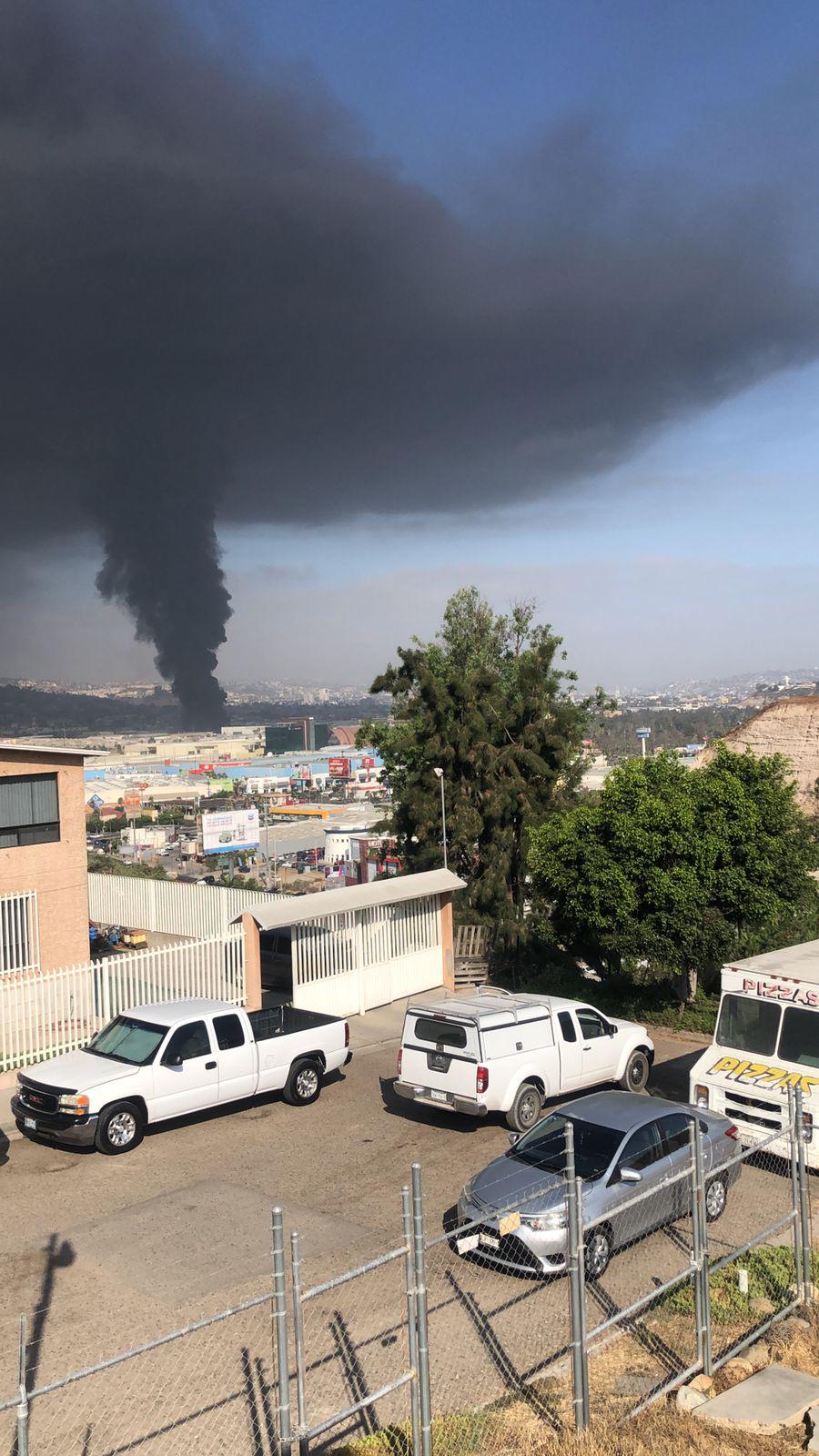 $!Arrasa incendio con fábrica de esponjas en Tijuana