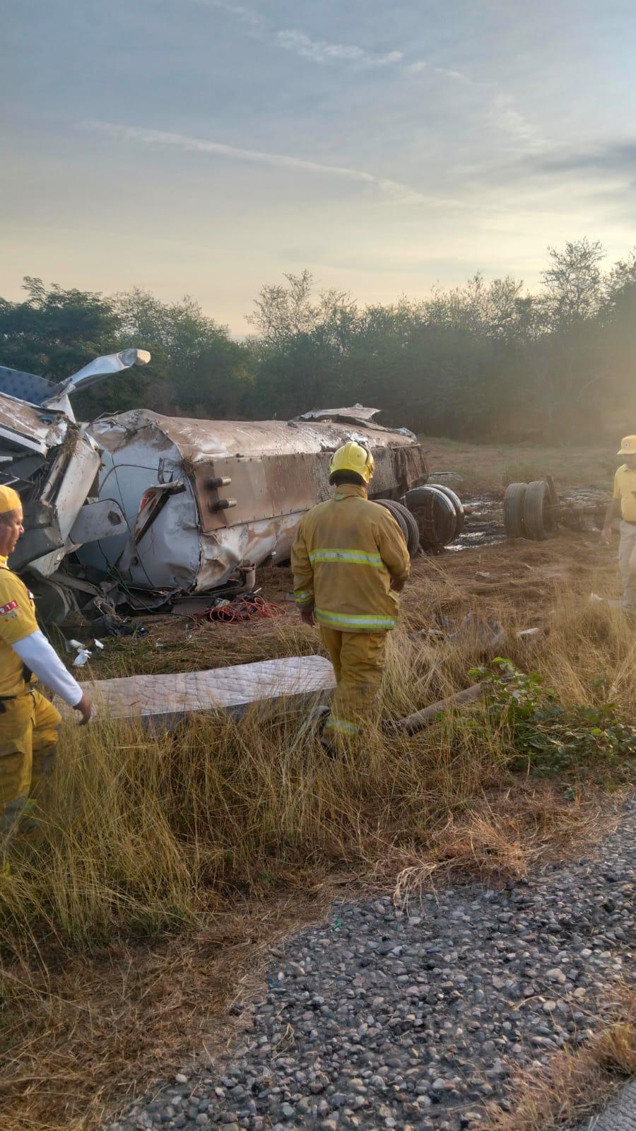 $!Vuelca cisterna en la autopista a la altura de Rosario