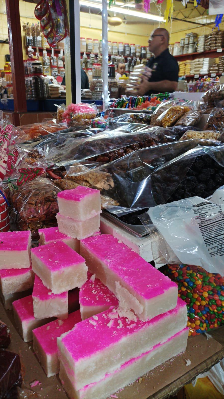 $!Se llenan mercados y comercios ambulantes de dulces navideños